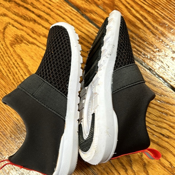 Cat and Jack black toddler water shoes. Good condition. Size 7. - Picture 4 of 8